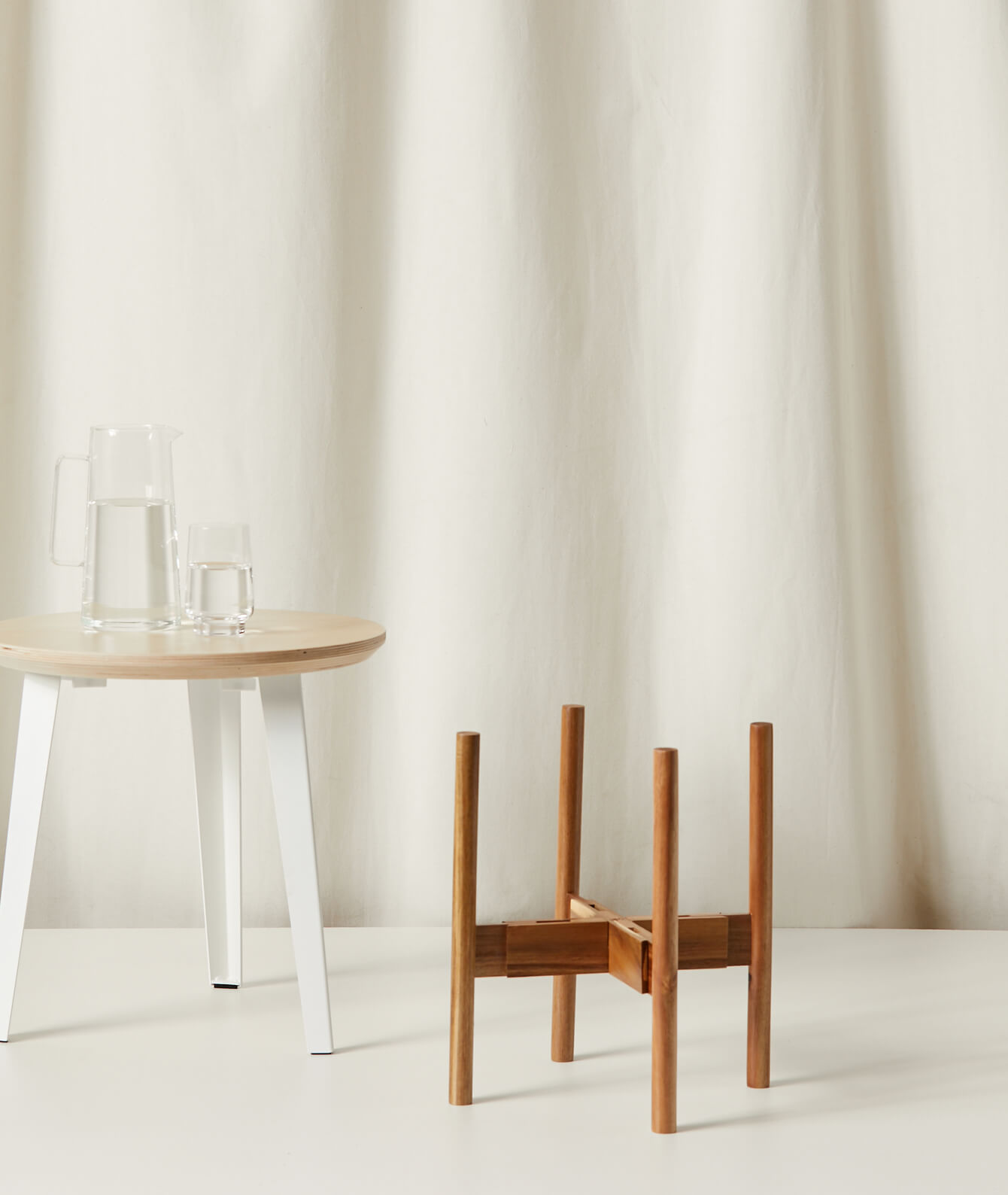 bloomscape_adjustable-plant-stand_acacia_withoutplant