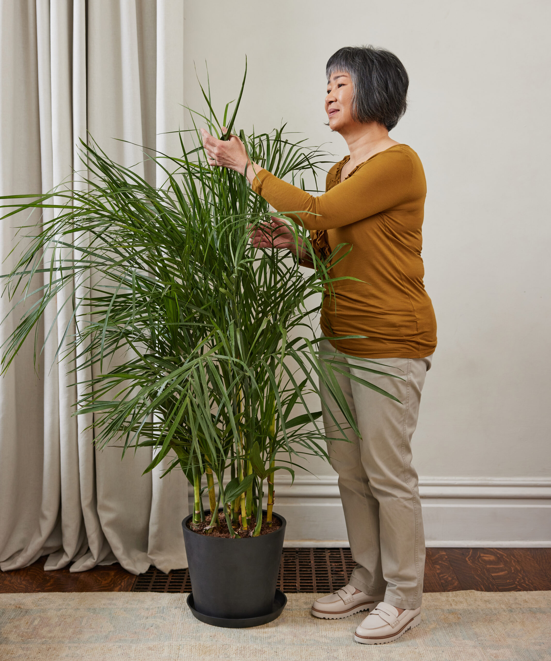 lady with XXL bamboo palm